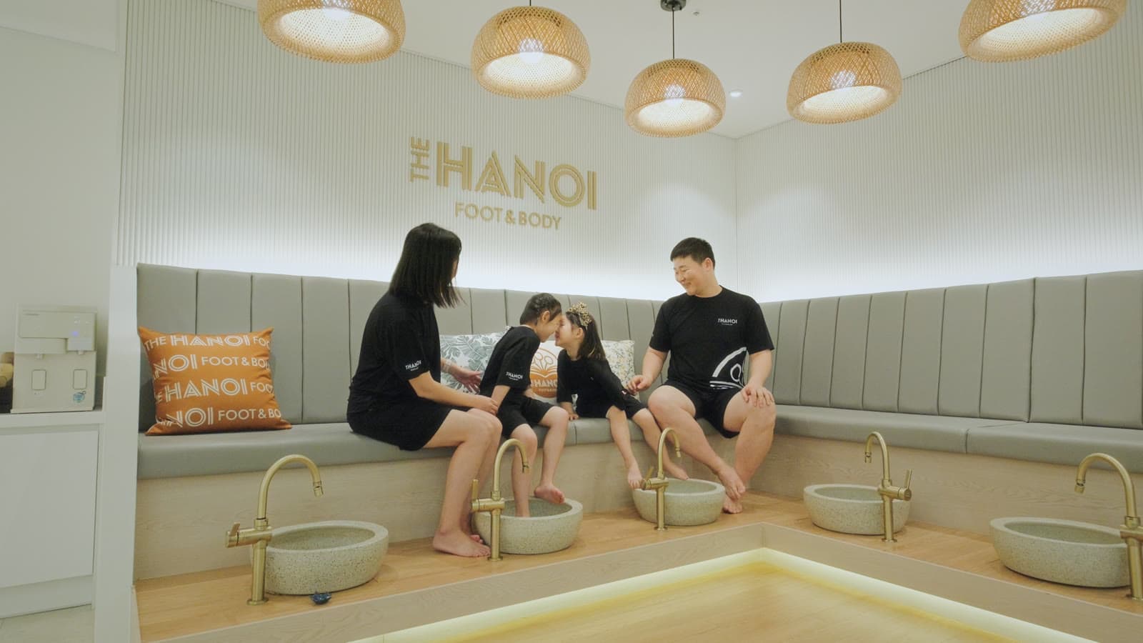 가족이 함께 이용하는 더하노이풋앤바디 매장 세족 공간